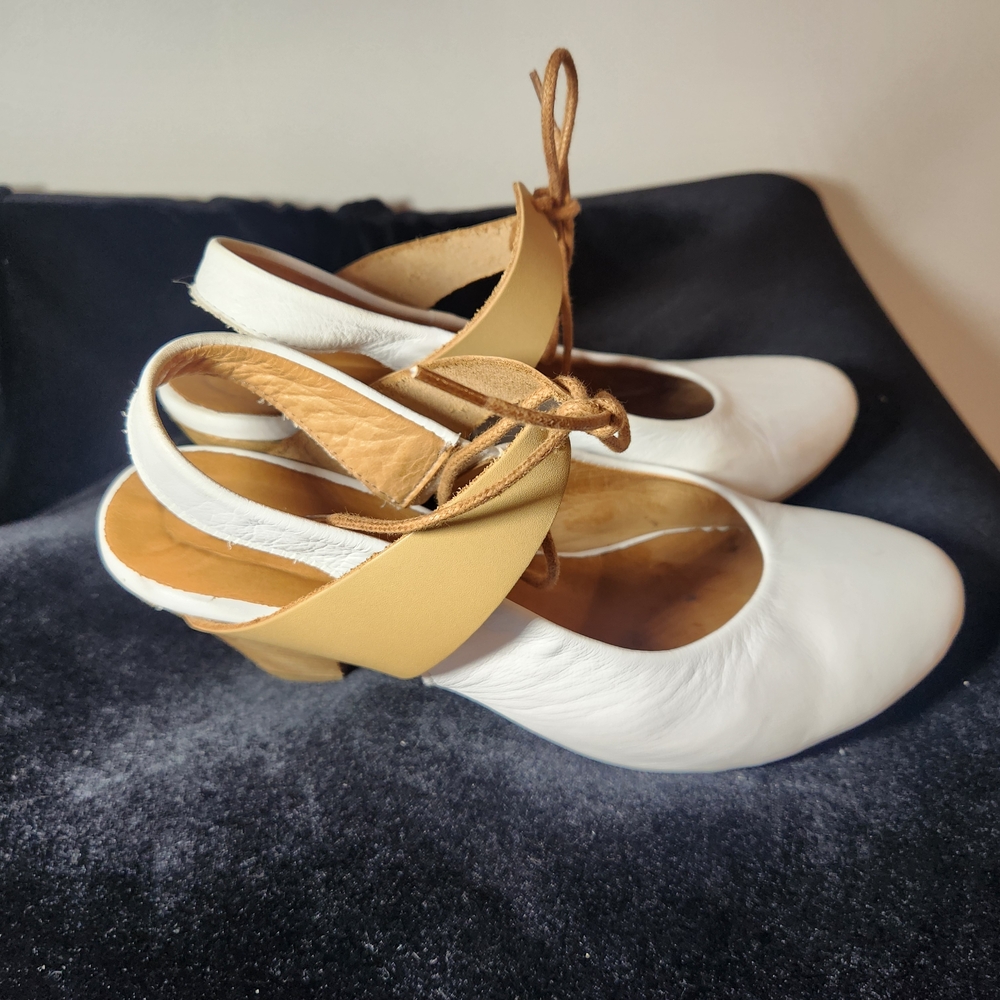 Bueno Women's Tan Leather Heels - Picture 2 of 5